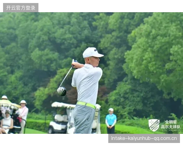 高尔夫球手一杆进洞绝美瞬间现场欢呼：在绿茵之上，专注成就传奇